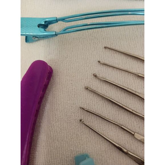 Hair SALON Tools LOT Of 6 Crochet Needle Hooks HAIR COLORING Brush & Clips VNT - Picture 3 of 4